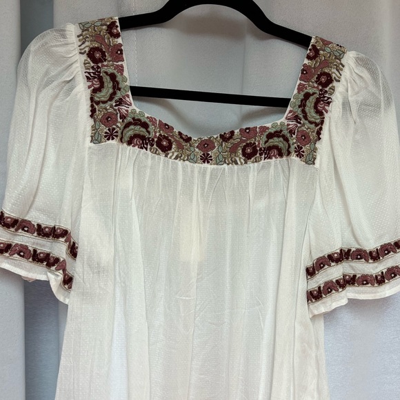 Wendy Embroidered Blouse - Picture 5 of 9